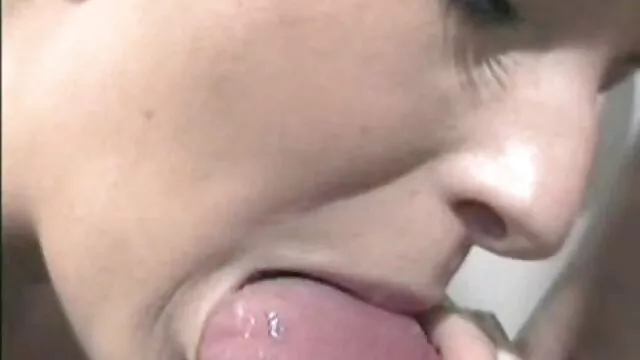 La adolescente de tetas pequeñas Lady Dee juega con videos eroticos tinto brass la polla de Dan
