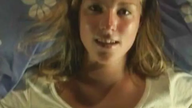 Chica sexy de piel bronceada monta un juguete peliculas gratis eroticas xxx grande