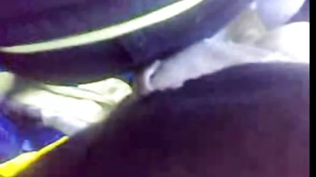 Cutie Carolina toma la polla porno heroticos de los oficiales por robo