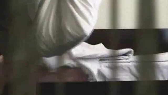 Milf piernas debajo de videos en español eroticos la mesa